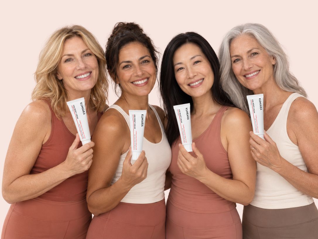 Donne con pelle matura che mostrano Kumiara Age Reset crema viso