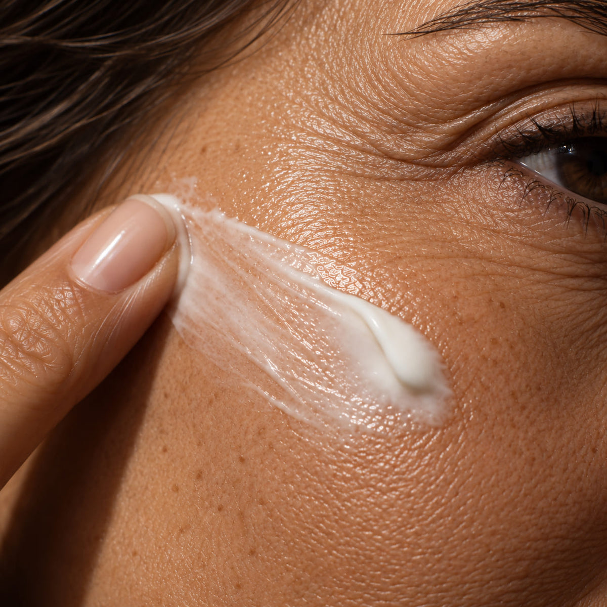 Applicazione della crema viso Kumiara Age Reset sulla pelle matura